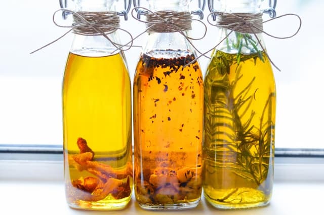 Homemade-Gift-Idea-Infused-Olive-Oils (1)
