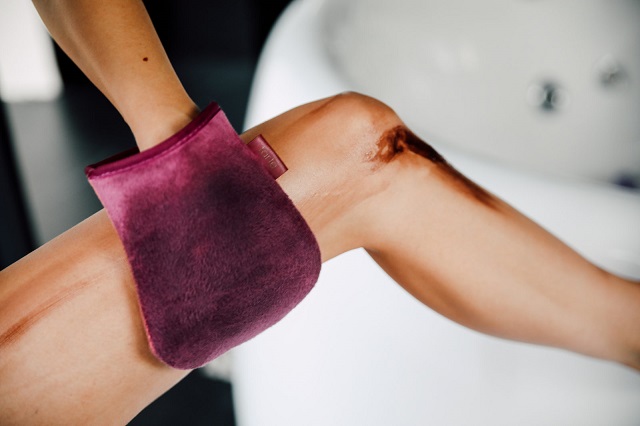 picture of impaling a self-tanning lotion on a leg