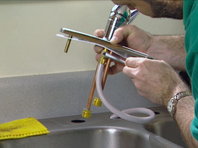 replace kitchen sink faucet sprayer