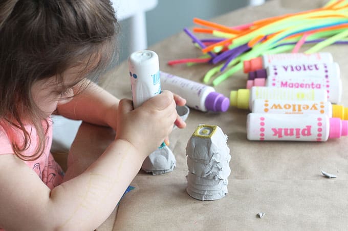 toddler-with-dot-markers