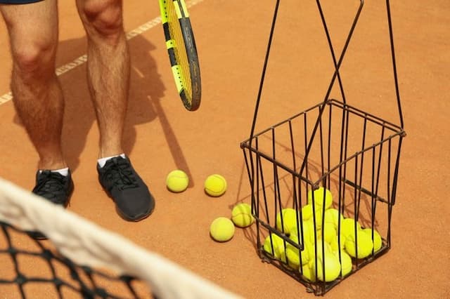 Tennis ball basket with balls