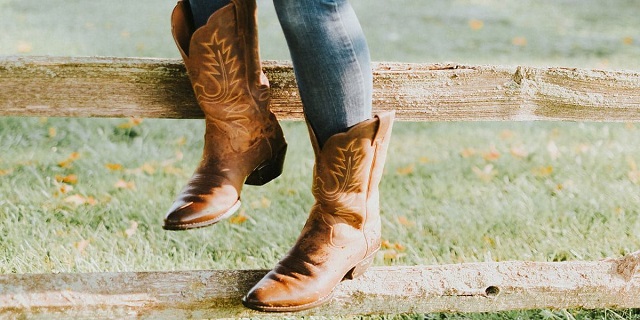 woman wearing Ariat boots