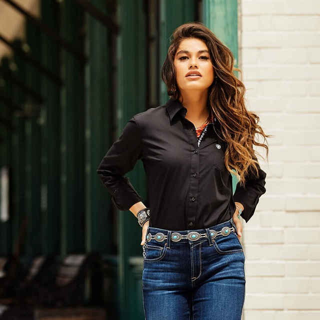 woman wearing a black shirt