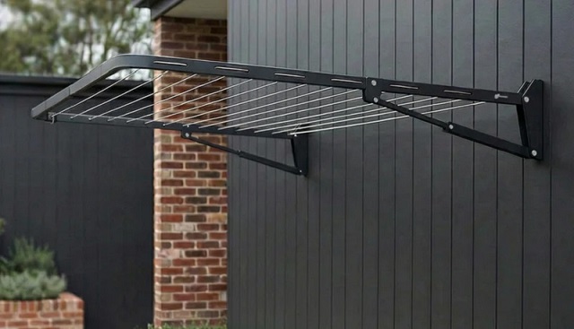 Wall clothesline
